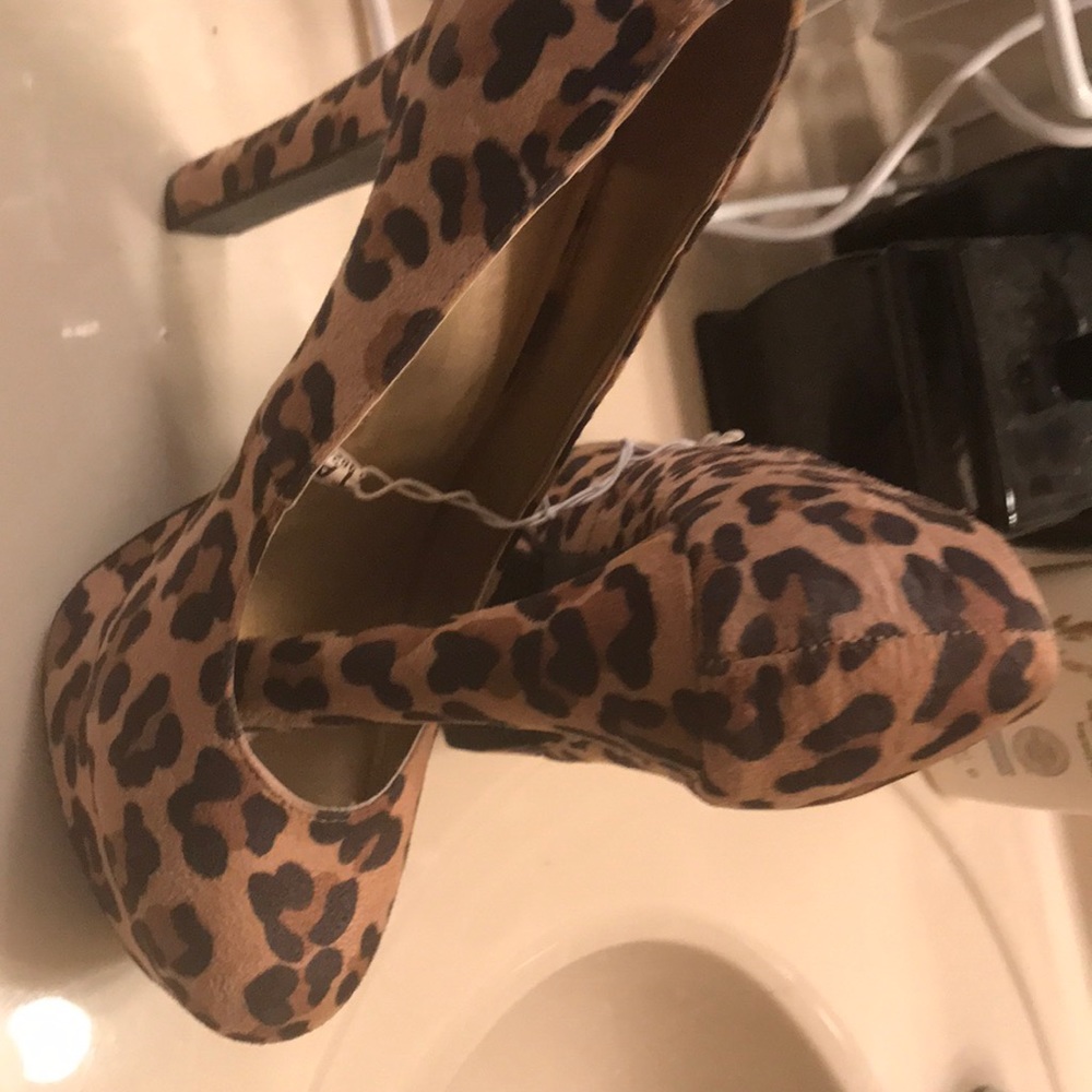 NWOT Animal print platform ladies 3 1/2 I’m heels